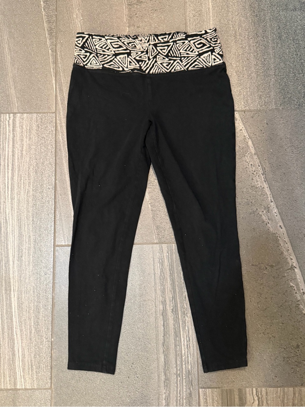 Mossimo yoga cropped black tights pants tribal print waistband